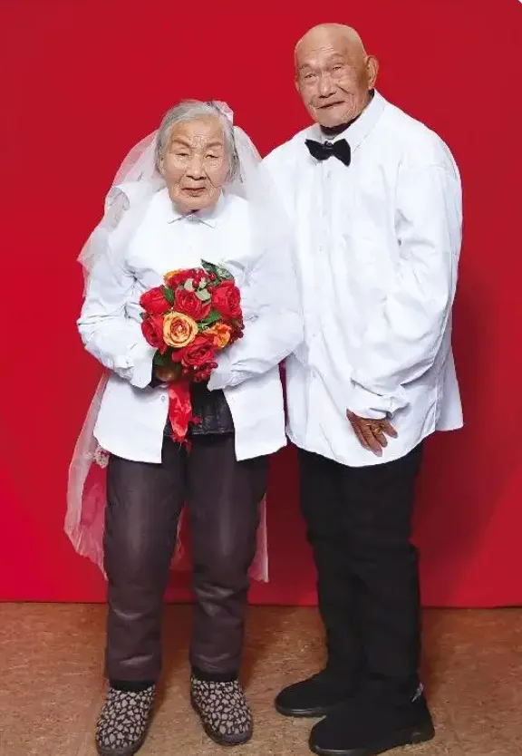 袁關錦和殷和珍夫婦。(圖/翻攝《都市快報》)