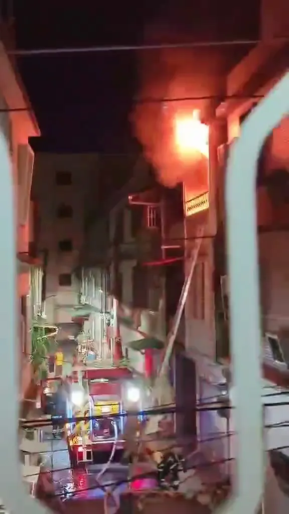 梓官區火災現場火勢猛烈,消防人員動用雲梯車,成功將受困的45歲父親與12歲兒子安全救出。(圖/中天新聞)