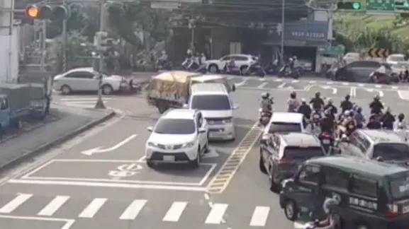 一名68歲林姓女子駕駛自小客車追撞前方正在直行的59歲沈姓女機車騎士，且並未立即煞車。（圖／翻攝畫面）