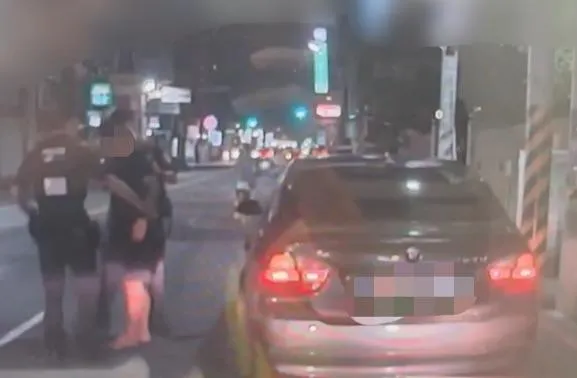台南一名駕駛為了等女友，在派出所附近違規停車被員警盤查，駕駛竟是毒品通緝犯。（圖／警方提供）