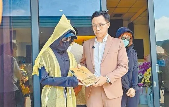 孫姓女代書家屬（前左）8日在律師（前右）陪同下，帶著遺書出面指控，鳳山紫靈宮孫姓姊妹假借「王母娘娘」名義斂財。（圖／報系資料照）