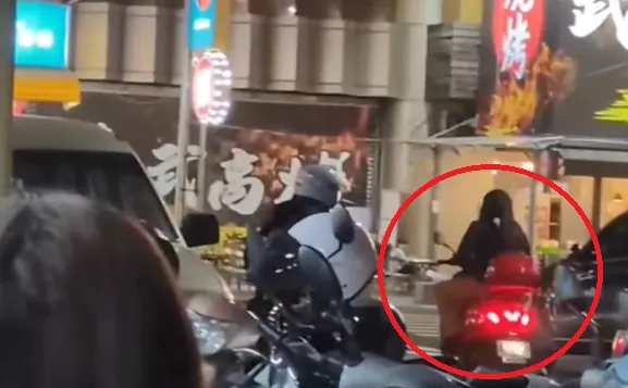 機車沿途播放空襲警報音效，引起其他人恐慌。（圖／翻攝自社會事新聞影音）