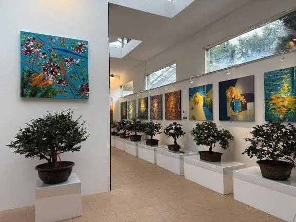 室內展場展示花盆與藝術畫作,融合園藝與藝術之美。(圖/台北市政府)