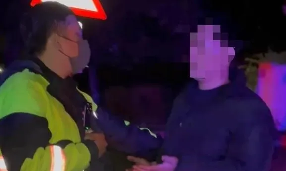 嘉義37歲陳姓男子10日清晨疑精神不穩，騎車破壞多間宮廟及車輛，最後在蘭潭水庫被警方攔截送醫。（圖／翻攝畫面）