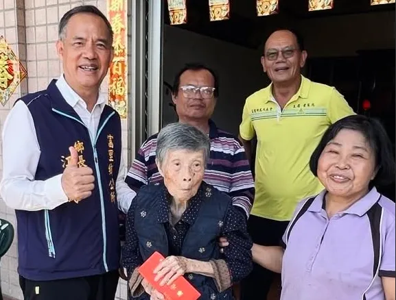 富里鄉公所發放重陽敬老禮金，鄉長江東成親自關心長輩健康，展現濃厚人情味。（圖／富里鄉公所）