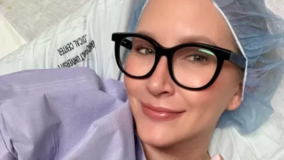 可莉希勒在40歲生日後的健康檢查中發現乳房腫瘤。(圖/翻攝自可莉希勒 IG)