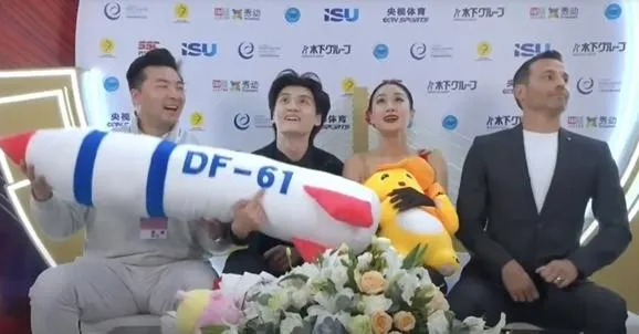 陸花滑選手抱「DF-61」核彈玩偶等分數惹議。（圖／翻攝澎湃新聞）