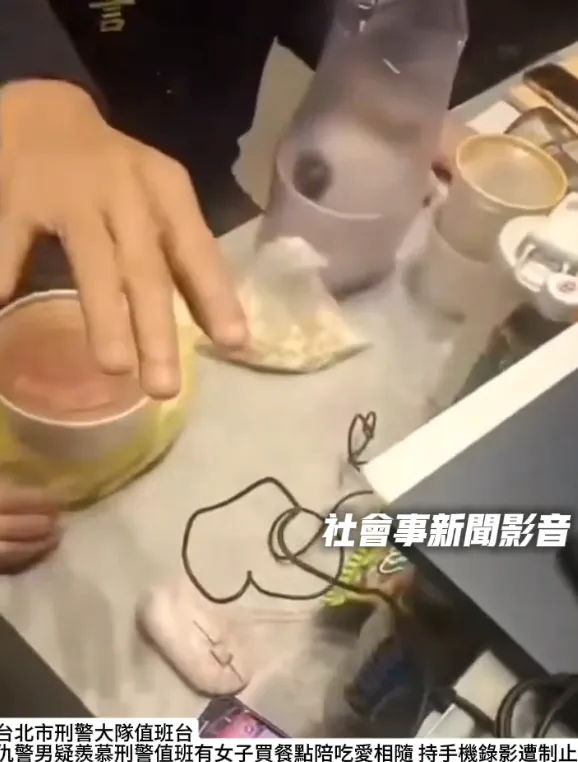 44歲林姓男子疑似具有仇警情結，持手機拍攝值班台上曾姓偵查佐與海巡署女隊員用餐情形。（圖／翻攝自社會事新聞影音）