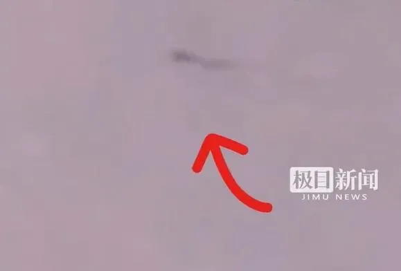 西安上空日前出現不明飛行物。(圖/翻攝極目新聞)