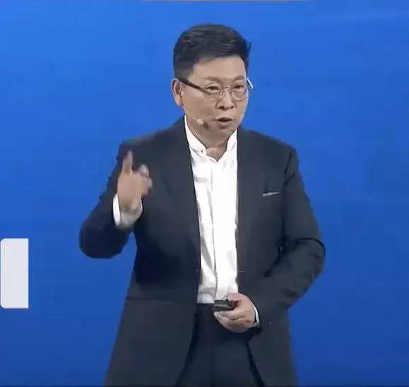 余承東坦承是看手機，自爆已進公安局自首。（圖／翻攝澎湃新聞）