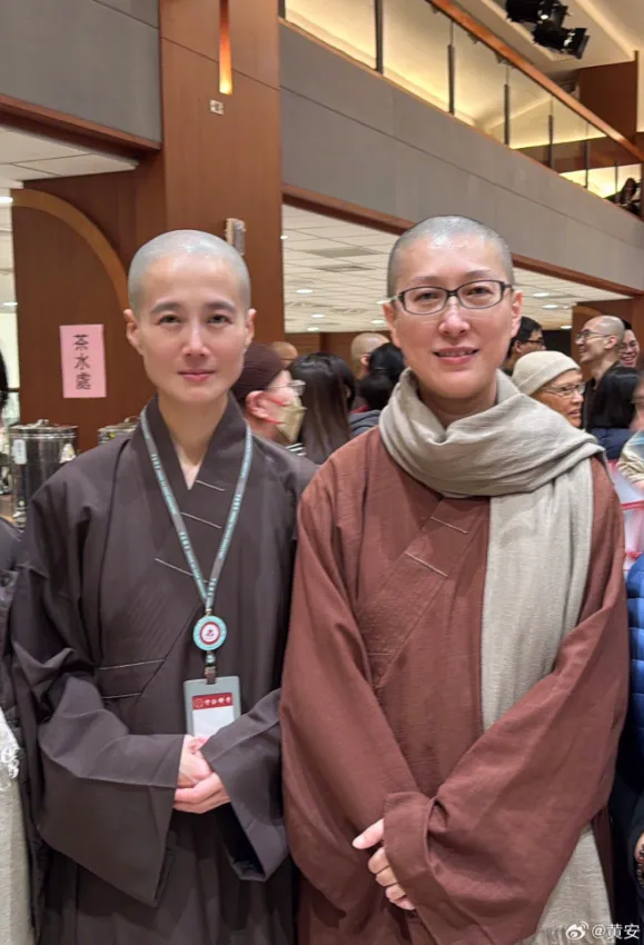 黃安分享2個妹妹的近況照片。（圖／翻攝自黃安微博）
