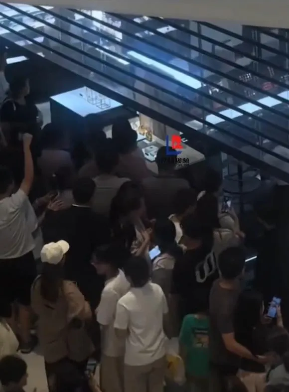 受互毆事件影響,香奈兒櫃位一度拉下鐵門。(圖/翻攝微博)
