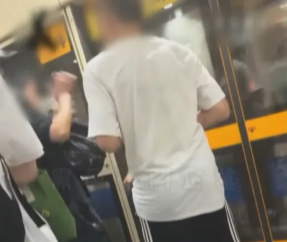 台北捷運民權西路站昨天晚間發生乘客肢體衝突事件，有民眾拍下PO上網引發討論。（圖／翻攝自黑色豪門企業）