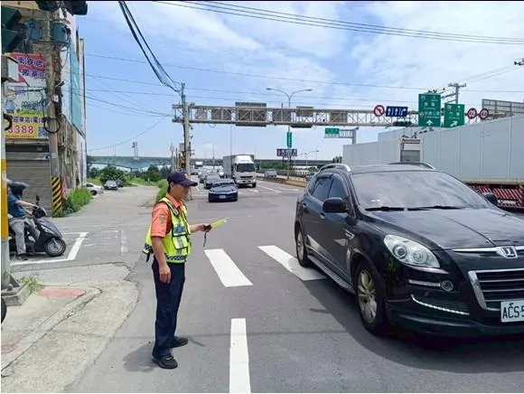 北分局規劃台61線 台15線沿線樞紐路口義交協勤。(圖/交通部公路局提供)