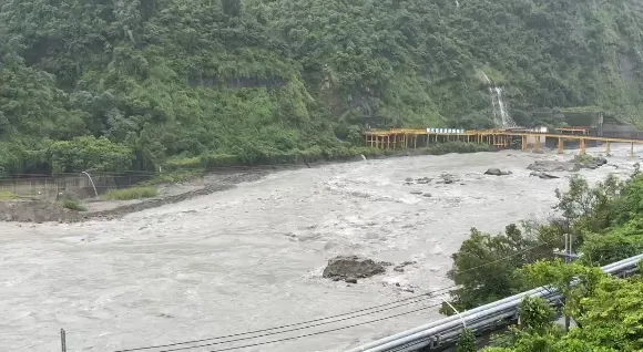 水利署提醒，沿岸附近民眾應加強注意並遠離河床，以確保安全。（圖／中天新聞）
