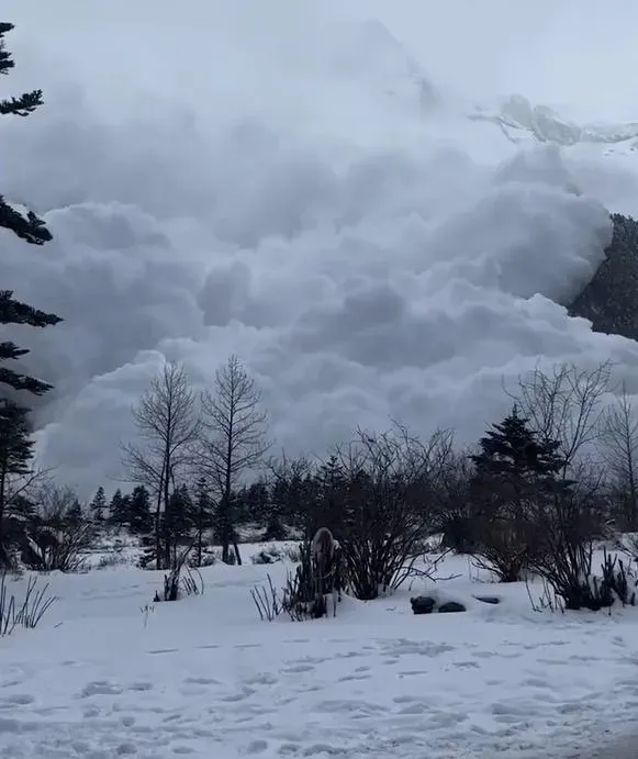雲南梅里雪山日前突發雪崩。(圖/翻攝央視新聞)