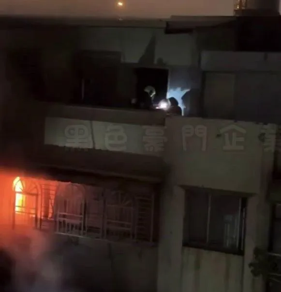 住戶躲到頂樓待救。（圖／黑色豪門企業）