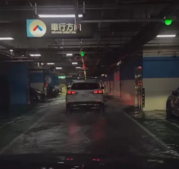 車輛經過掀起波浪。(圖/Threads@coder.isme授權提供)