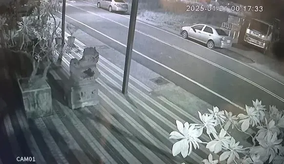 路旁的石獅子也在搖晃。（圖／翻攝畫面）