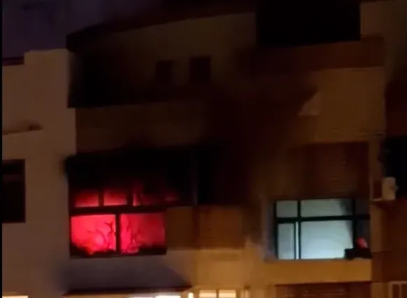 2/2晚間8點07分，花蓮市美崙地區中美13街一棟五樓集合大樓發生嚴重火警，現場濃煙滾滾，火舌從大樓窗口不斷竄出。（圖/翻攝畫面）