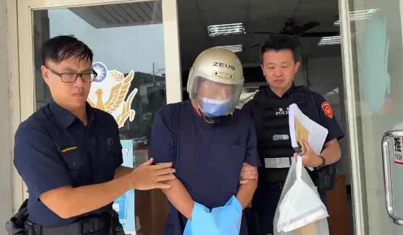 邱明治被逮捕移送畫面。(圖/資料照)