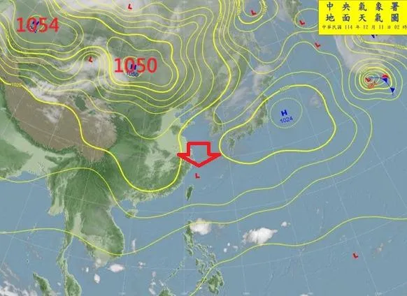 鄭明典補充分享地面天氣圖並指出，陸地上冷高壓有兩個中心。（圖／翻攝自鄭明典臉書）