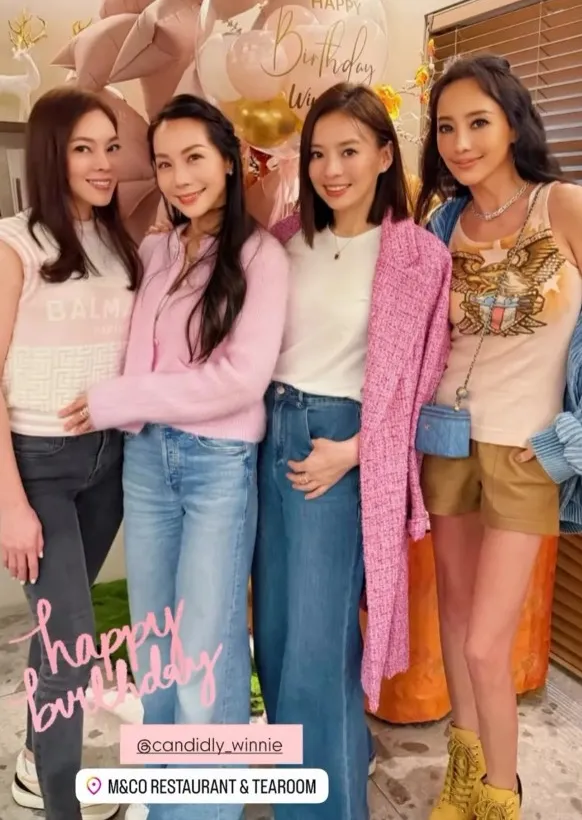 關穎（右1）背著要價近12萬元的CHANEL 22C牛仔迷你金球包。（圖／翻攝關穎 IG）