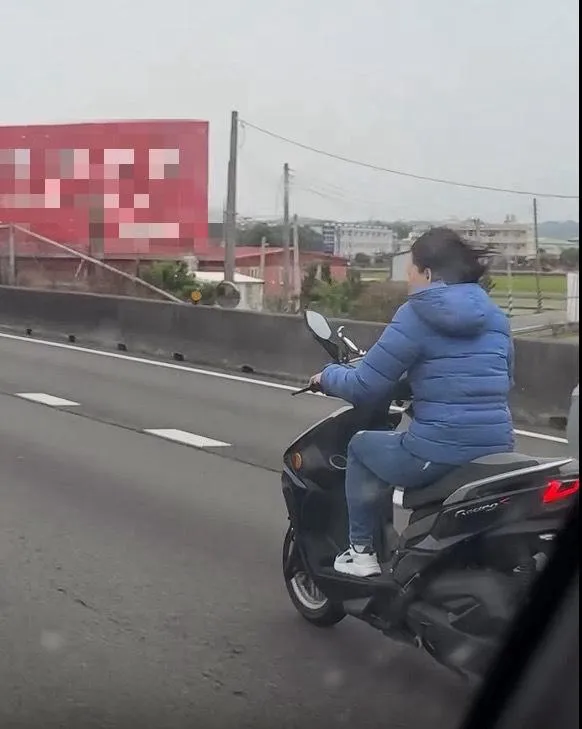 該名男子騎車闖國道畫面。（圖／翻攝yfs.12_的Threads，經授權使用）