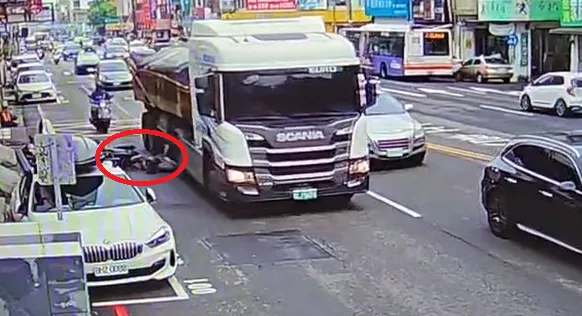 男騎士騎車自摔被砂石車輾過手腳。（圖／翻攝畫面）