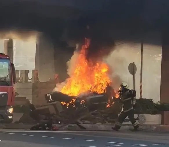 賓士車全面燃燒。（圖／翻攝畫面）