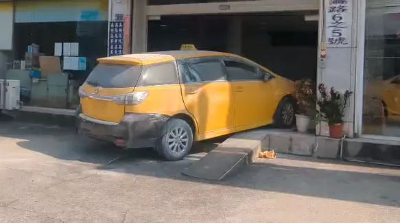 高雄一名運將怒撞車行命危。（圖／中天新聞）