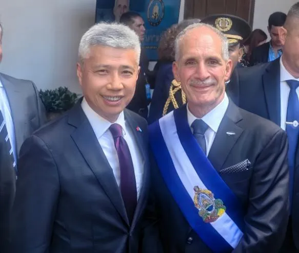 宏都拉斯新任總統阿斯夫拉（右）就職，大陸駐宏國大使于波（左）出席儀式並發布合照。（圖／翻攝大陸駐宏都拉斯大使館網頁）