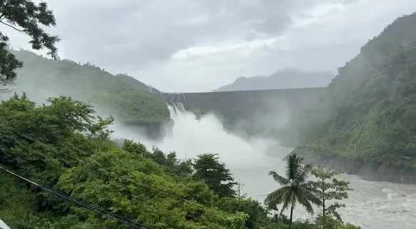曾文、烏山頭及南化水庫目前維持100％滿庫，曾文水庫持續以每秒50立方公尺發電放水。（圖／中天新聞）
