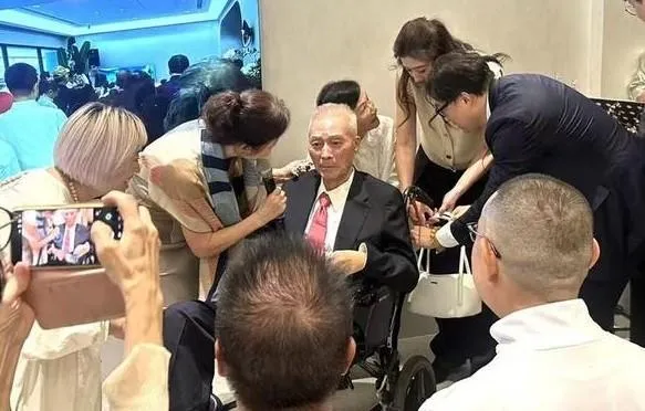 前副總統吳敦義近期因大腦前額葉退化，導致語言與情緒表達能力受損。（圖／財團法人台北市吳敦義文教基金會提供）