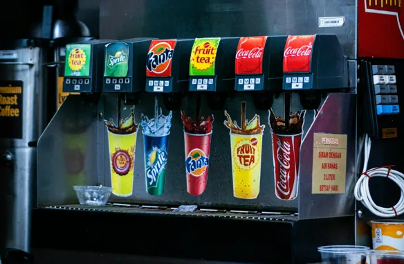 許多餐廳都設有自助飲料機,讓顧客自行取用。(示意圖/pexels)