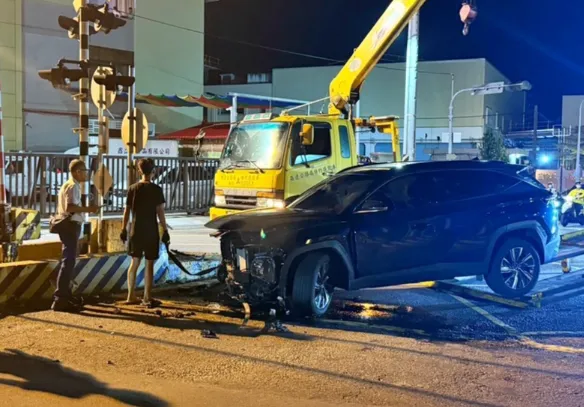 48歲男駕駛突發癲癇,於台南市新市區仁愛街平交道失控衝撞安全島。(圖/警方提供)