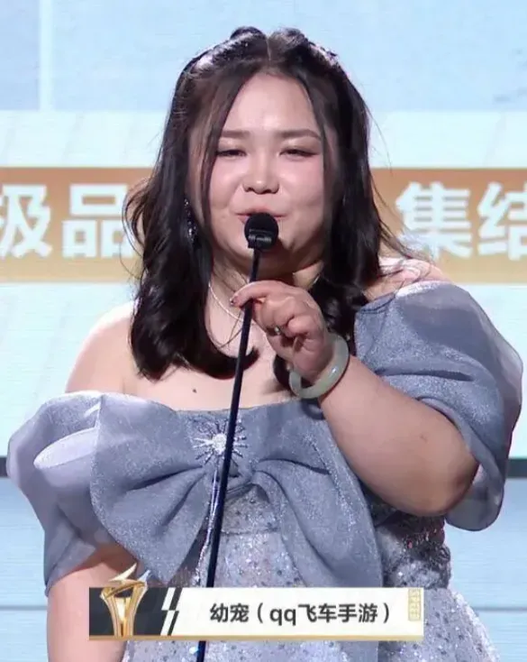 「幼寵」上台致詞時，與網路照片完全不一樣的造型引發網友吐槽，她也回擊自己一直都長「這樣」。（圖／翻攝自抖音）
