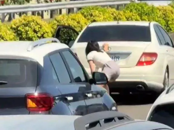 女駕駛在內線車道徒手推故障賓士車。（圖／翻攝自社會事新聞影音）