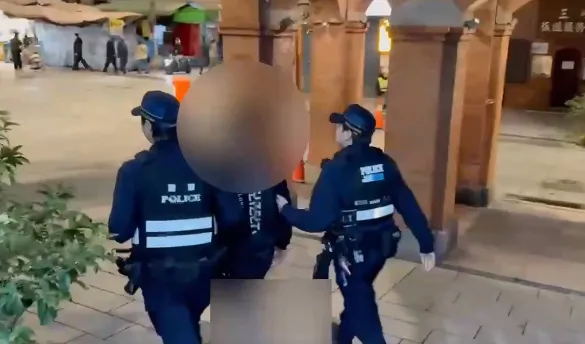 三峽工地發生持刀砍人事件，犯嫌遭警方帶回。（圖／翻攝畫面）