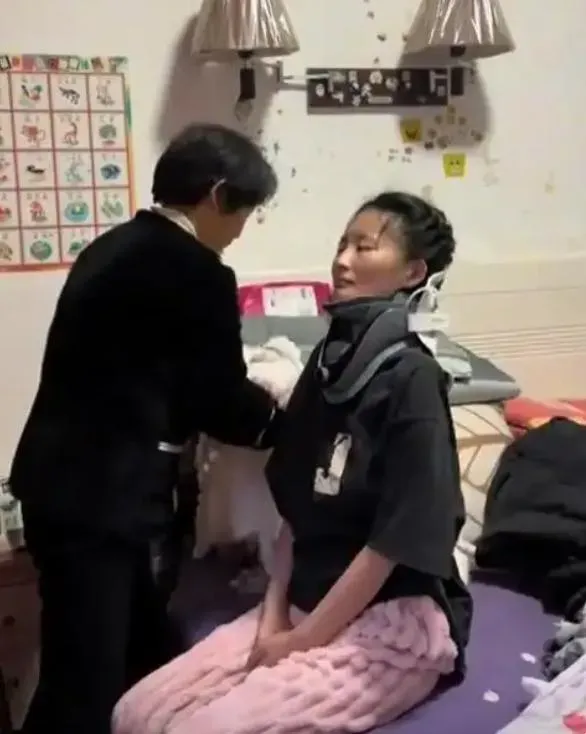 小陳肌肉萎縮致生活無法自理。（圖／翻攝極目新聞）