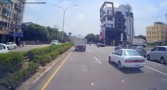 多張千元大鈔散落馬路。（圖／台中市環保局提供）