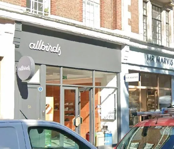 美國運動品牌「Allbirds」全球門市從鼎盛時期的大規模布局，縮減至僅剩4間。（圖／翻攝自Google Maps）