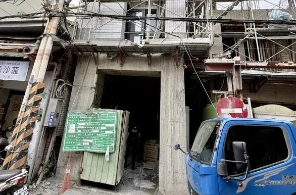 新北市新莊今下午發生一起工安意外。(圖/翻攝畫面)