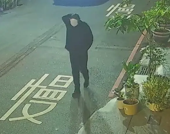該名男子刻意戴上面具跟連帽T遮住整張臉，準備行兇。（圖／記者爆料網）