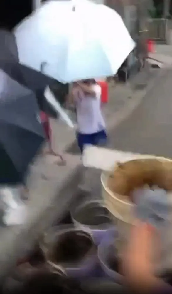 玄濟宮被潑10桶穢物。（圖／翻攝畫面）