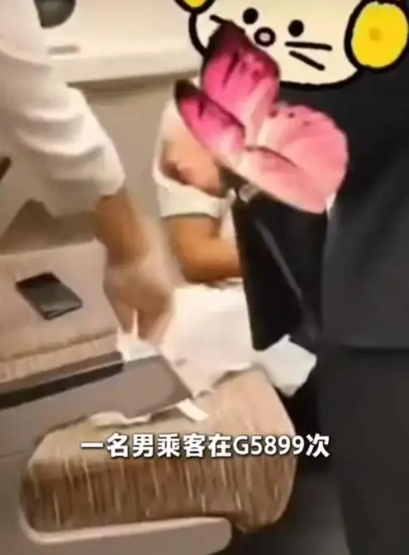 男子疑似醉酒在高鐵座位上排便。（圖／翻攝微博）