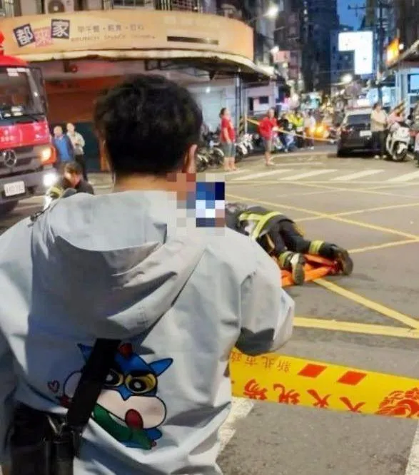男子趁女消防員執勤時偷拍其臀部並出言騷擾,變態行徑全被一旁路人錄下存證。(圖/翻攝yoyo_gun4328的Threads)