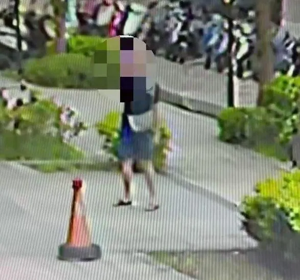徐男做出拉槍機準備射擊的動作。（圖／警方提供）