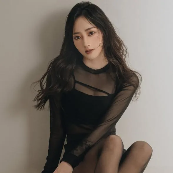 闕闕擁有妹妹頭、大眼睛的甜美長相，以及性感火辣的身材特色。（圖／翻攝自qwl_0413 IG）