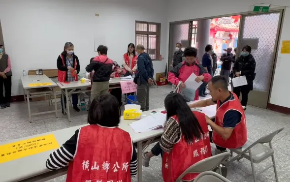 新竹縣橫山鄉自11月25日至27日，全鄉每人普發5000元生活補助金。（圖／中天新聞）
